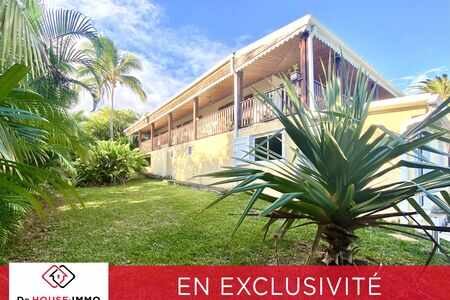 Maison vue imprenable sur océan dans grand jardin arboré,