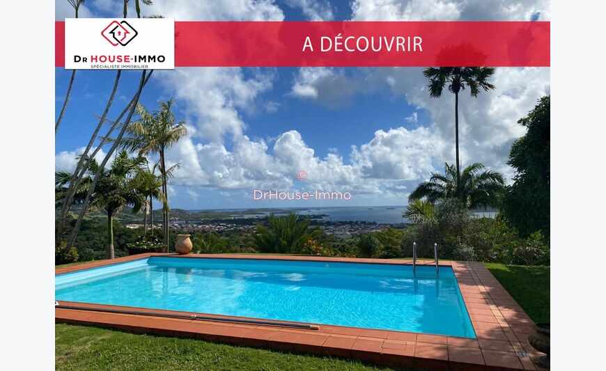 Nichée dans un jardin arboré et fleuri, cette magnifique