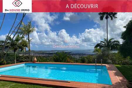 Nichée dans un jardin arboré et fleuri, cette magnifique