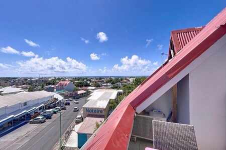 En plein cœur de Saint-François : duplex avec balcon et vue