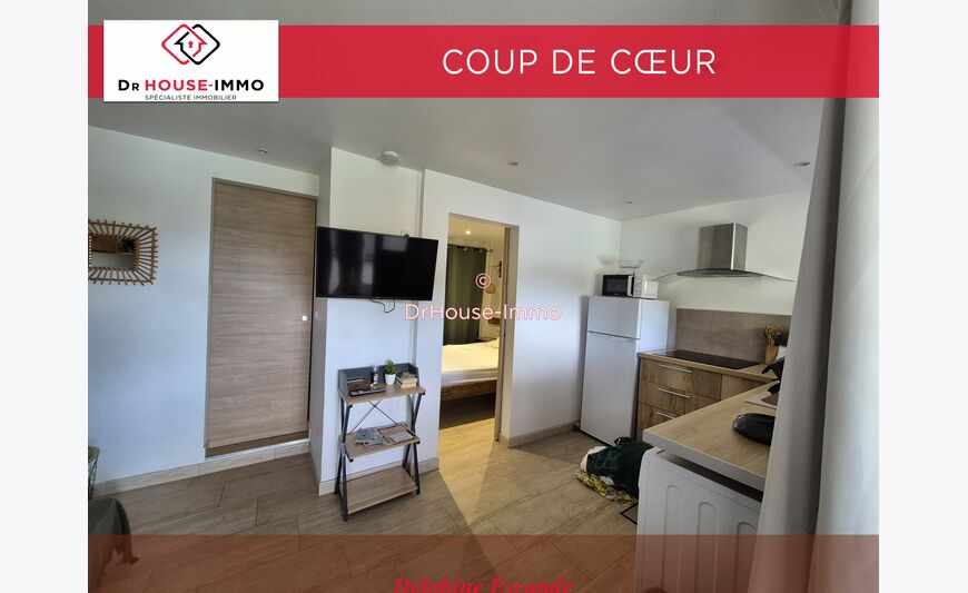 Bel appartement composé d'un salon avec une cuisine