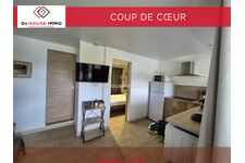 Bel appartement composé d'un salon avec une cuisine