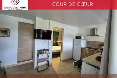 Bel appartement composé d'un salon avec une cuisine