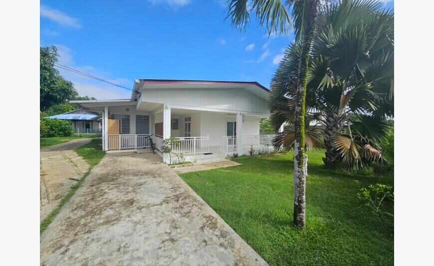 Maison de type F4, appartement F2, piscine carbet