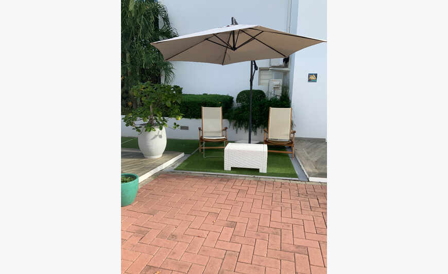 Parasol déporté avec pieds lourd