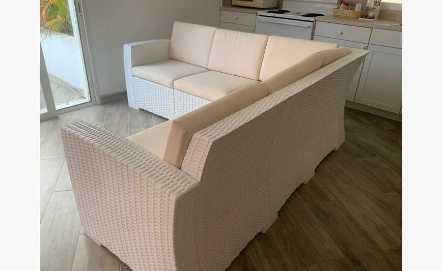 CANAPÉ EN RÉSINE BLANCHE AVEC COUSSINS