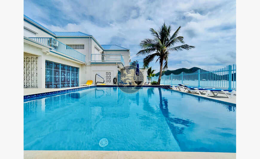 Luxe villa aan de oceaan met uitzicht en huurinkomsten