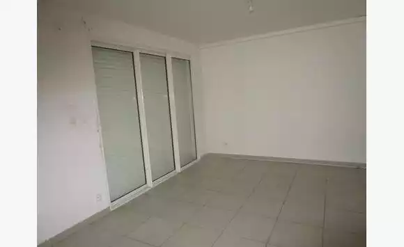 Grand appartement en location 590 Eur par mois à Kourou