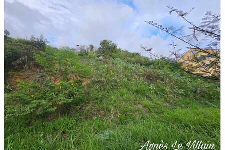 Terrain Pentu dans Quartier Calme