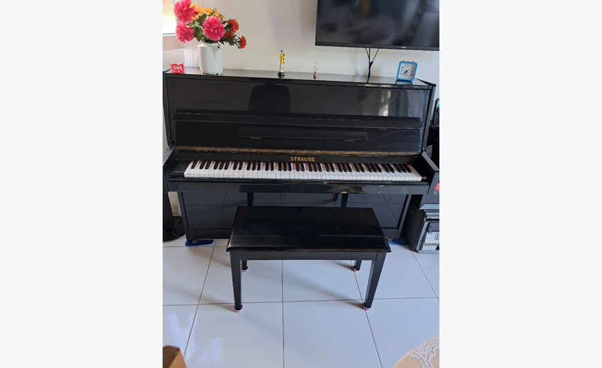 Piano droit de marque Strauss.