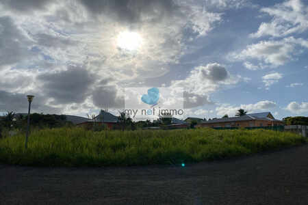 Beau terrain viabilisé de 940m² à la à Sainval Sainte Rose.