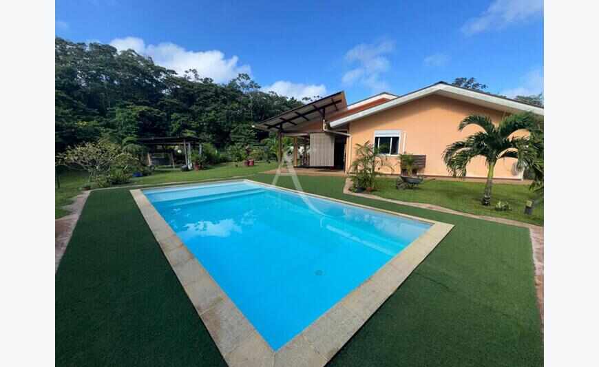 Une villa de type 4 pièces avec piscine sur Matoury