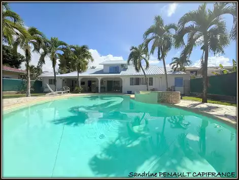A Kourou (97310) Une Magnifique Propriete T7 De 221 m² -