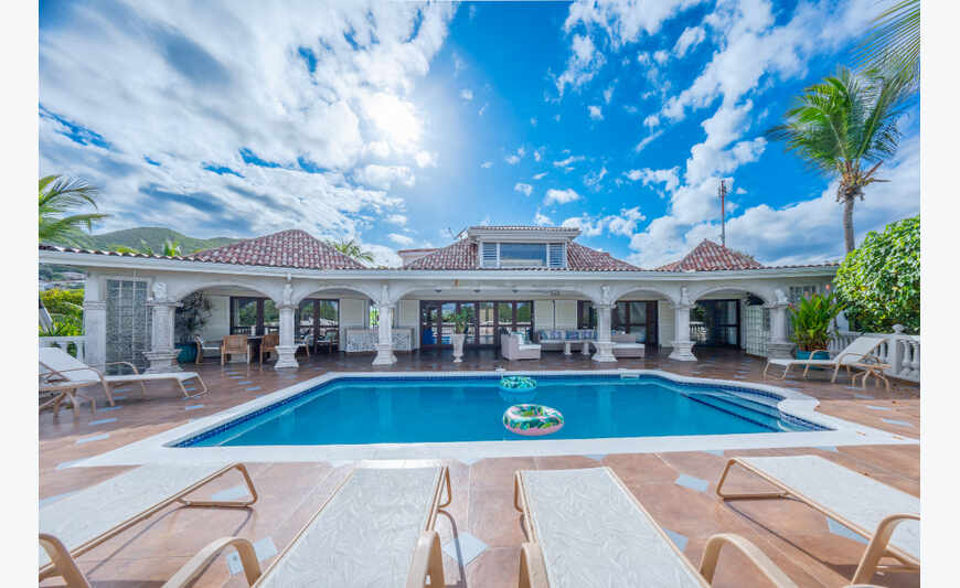 Villa 4 Br 5 Baths Walking distance to the beach