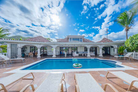 Villa 4 Br 5 Baths Walking distance to the beach