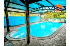 Lot de 2 maisons mitoyennes avec piscine et jardin -