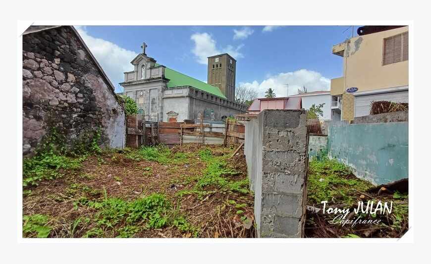 - Terrain de 179 m² à Basse-Terre