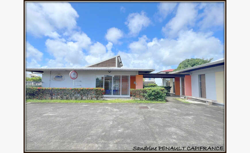 A Kourou (Guyane Francaise) 3 magnifiques bâtiments