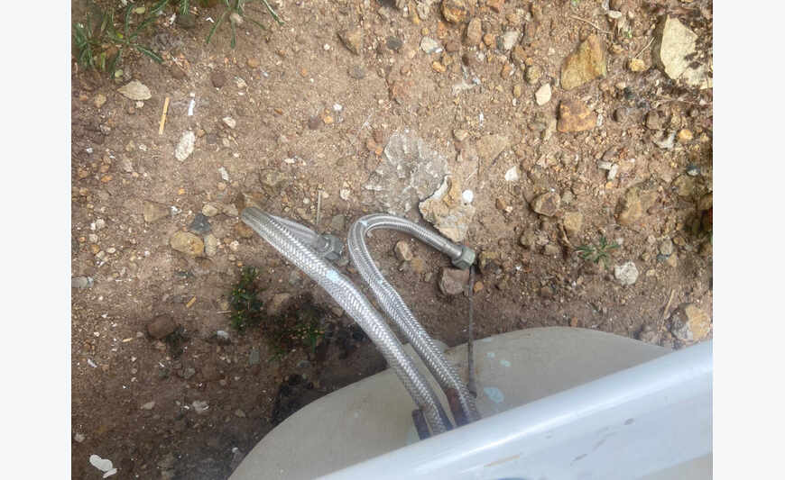 Lavabo robinet et flexibles