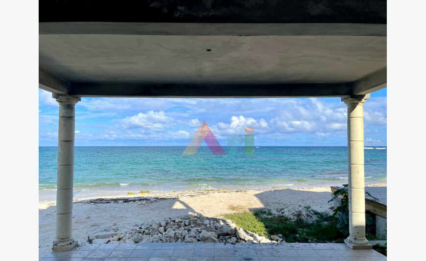 VILLA A RENOVER FACE A LA MER