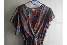 Très jolie robe avec bas asymétrique