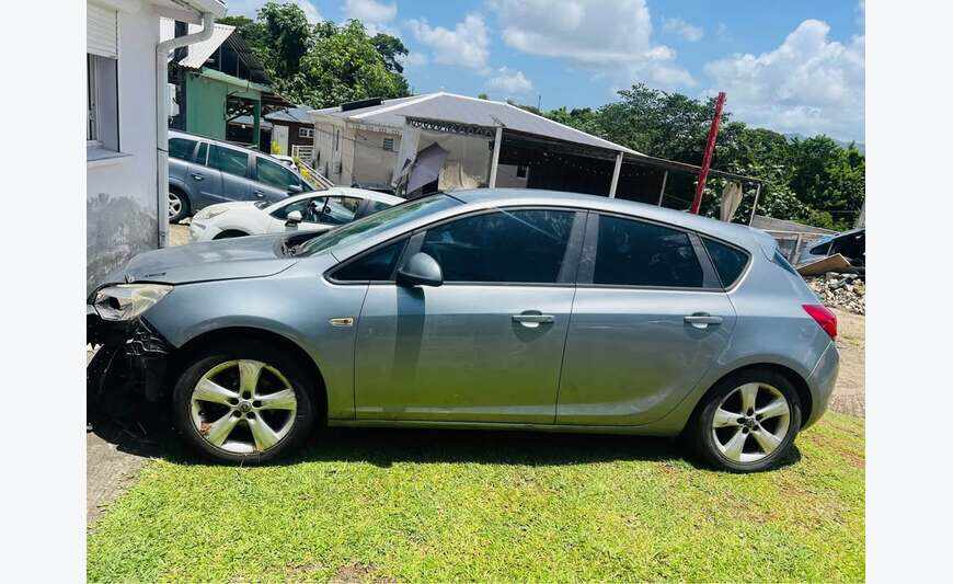 Opel astra J 1,4 L essence en pièce détachées