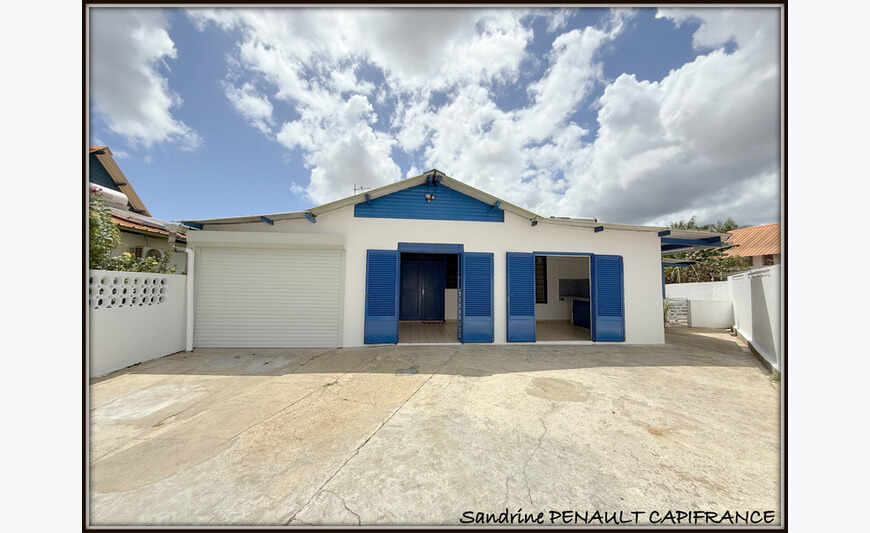 A Kourou (Guyane Francaise) Un Immeuble De Rapport De 95m²