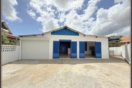 A Kourou (Guyane Francaise) Un Immeuble De Rapport De 95m²