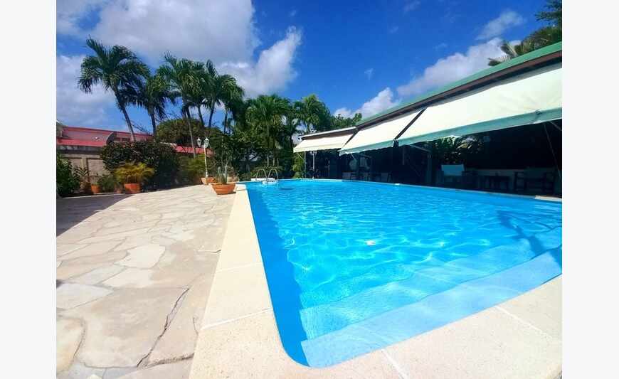 Villa et dépendances, piscine, 10 pièces Baie Mahault (971)
