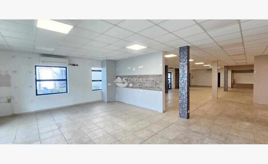 Hope Estate - Beau Local commercial de 200m en Rdc bien