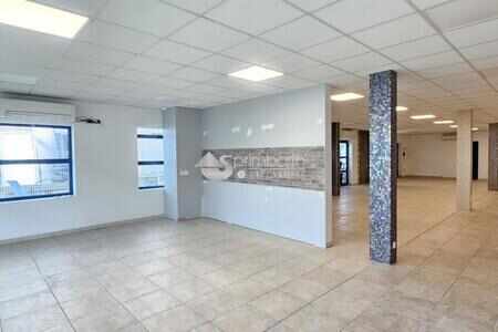 Hope Estate - Beau Local commercial de 200m en Rdc bien