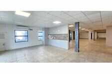 Hope Estate - Beau Local commercial de 200m en Rdc bien