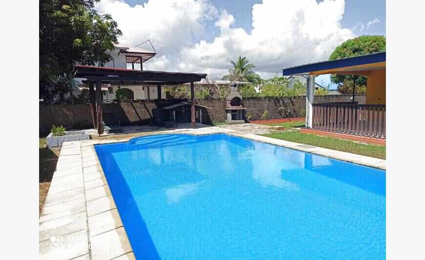 sur Macouria belle villa avec piscine