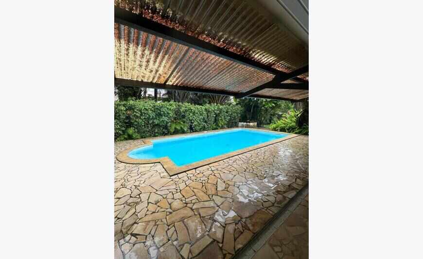 À louer pour famille avec quatre chambres : villa avec terra