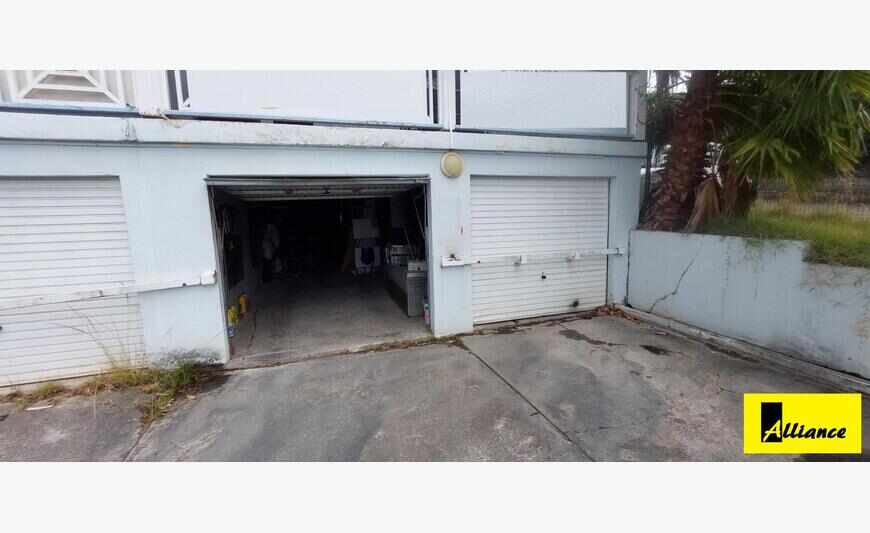 larg garage in agrement