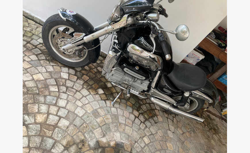 Moto Triumph Rocket 3