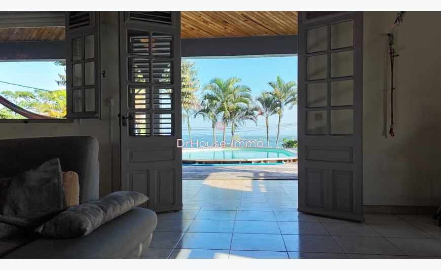 Villa d'exception avec vue mer et piscine située sur un