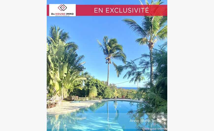 Maison vue imprenable sur océan dans grand jardin arboré,