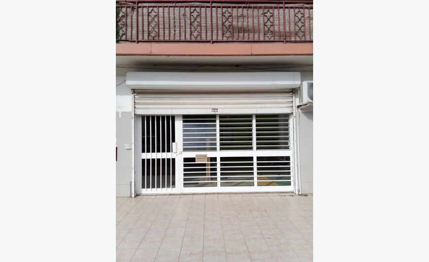 Local professionnel - 90m2 - zone attractive et fréquentée -