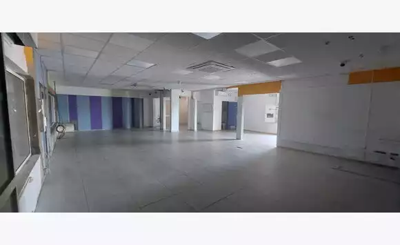 Local spacieux et lumineux avec vitrine dans une zone