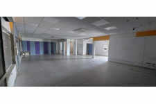 Local spacieux et lumineux avec vitrine dans une zone