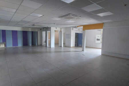 Local spacieux et lumineux avec vitrine dans une zone