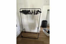 Porte-manteaux roues NEUF + 27 ceintres