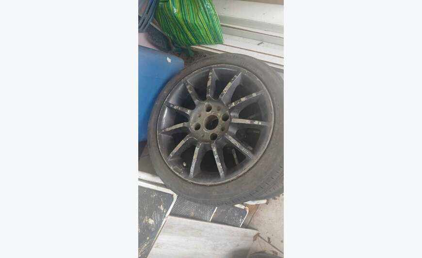 4 jantes 15 4x108 1 pneu coupé donc à changer
