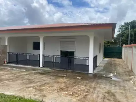 Maison T3 de 44m2 avec terrasse et jardin à Paramana Matoury