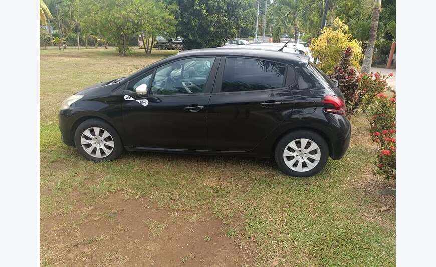 Lot de 2 Peugeot 208 essence roulante 4990 euros
