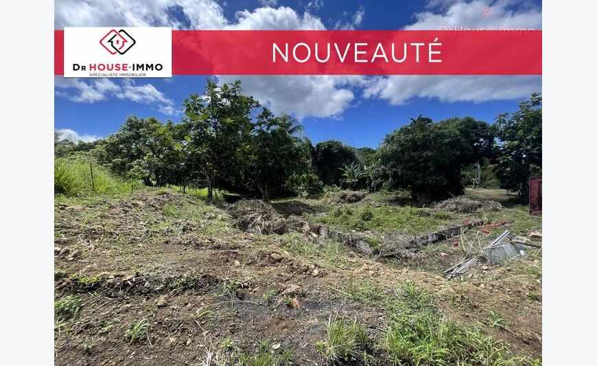 Terrain plat 800 m2 avec debut de construction.