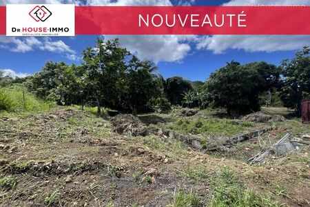 Terrain plat 800 m2 avec debut de construction.