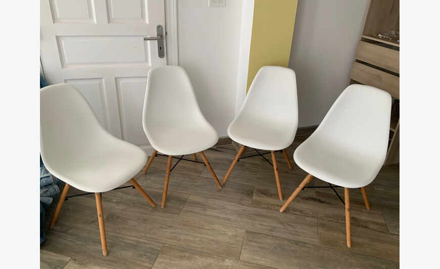 LOT DE 4 CHAISES SCANDINAVES ETAT COMME NEUF