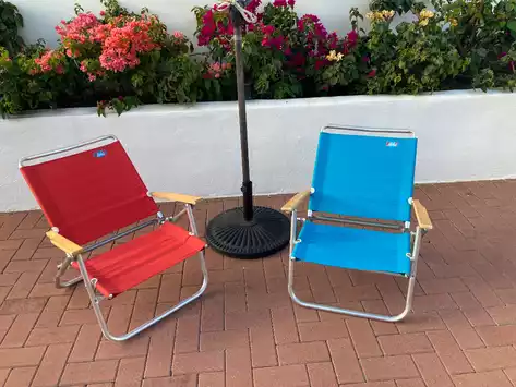2 CHAISES DE PLAGE LÉGÈRES ET PLIANTES